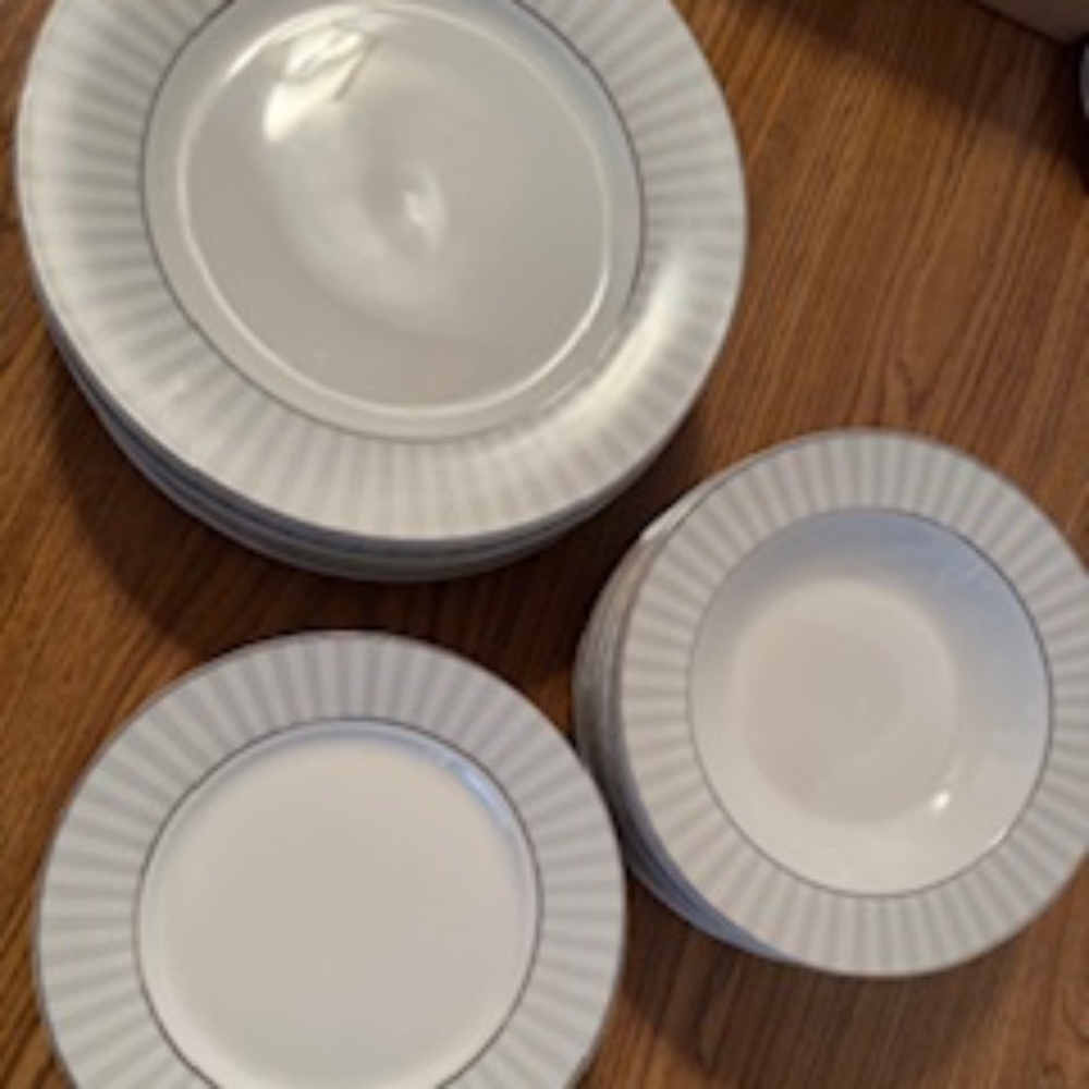 MIKASA ADRIAN GREY PORCELAIN SET : Dinner/Soup/Salad plates excellent condition